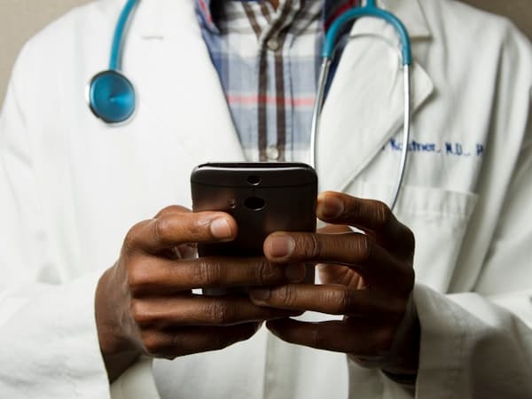 Pessoa usando smartphone para acessar dados de saúde