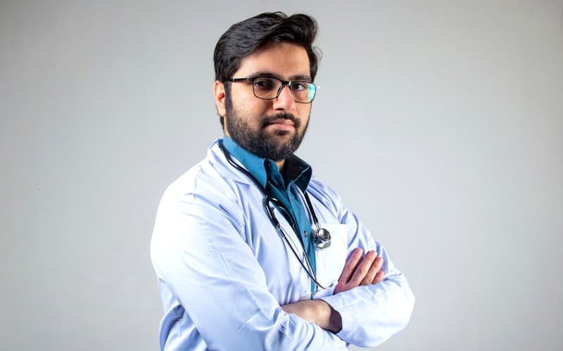 Médico analisando documentos em consultório